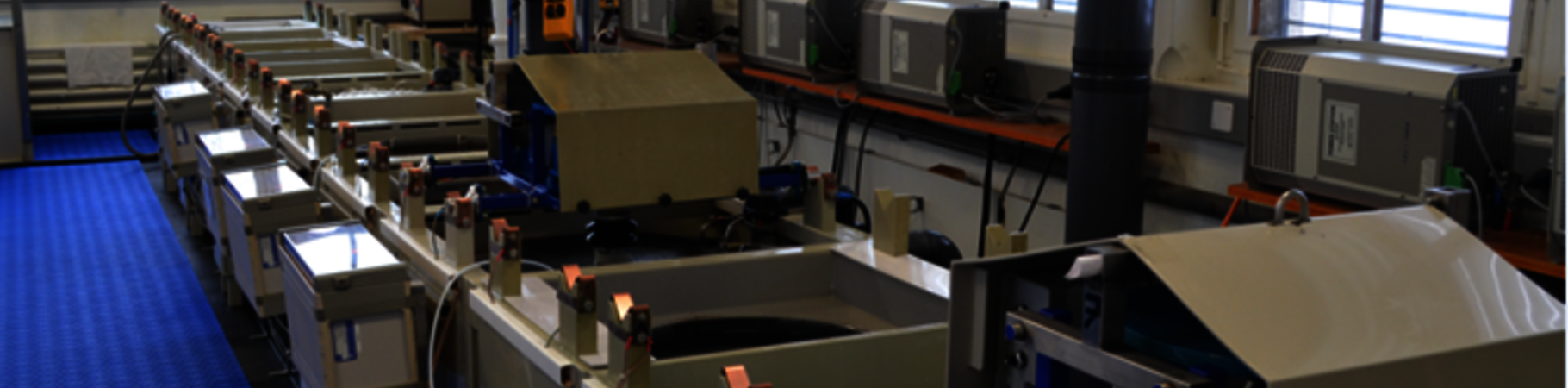 Machines de contact plating, fabriquées par Lemco Précision SA, dans l’une de ses usines en Suisse